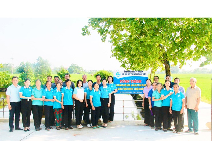 XÃ THẠCH THẤT ĐỒNG LOẠT RA QUÂN HƯỞNG ỨNG TỔNG VỆ SINH MÔI TRƯỜNG, CHỈNH TRANG CẢNH QUAN VÀ GẮN BIỂN CÔNG TRÌNH THI ĐUA THIẾT THỰC CHÀO MỪNG ĐẠI HỘI ĐẢNG, ĐẠI HỘI MTTQ VÀ CÁC ĐOÀN THỂ CHÍNH TRỊ - XÃ HỘI CÁC CẤP- Ảnh 4.