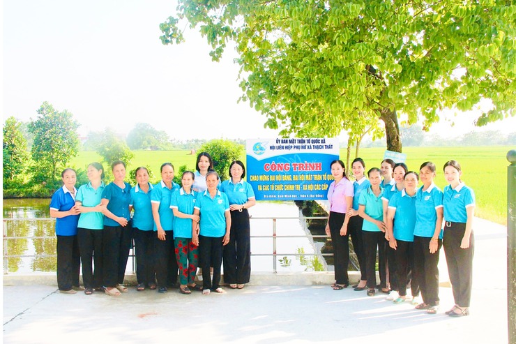 XÃ THẠCH THẤT ĐỒNG LOẠT RA QUÂN HƯỞNG ỨNG TỔNG VỆ SINH MÔI TRƯỜNG, CHỈNH TRANG CẢNH QUAN VÀ GẮN BIỂN CÔNG TRÌNH THI ĐUA THIẾT THỰC CHÀO MỪNG ĐẠI HỘI ĐẢNG, ĐẠI HỘI MTTQ VÀ CÁC ĐOÀN THỂ CHÍNH TRỊ - XÃ HỘI CÁC CẤP- Ảnh 5.