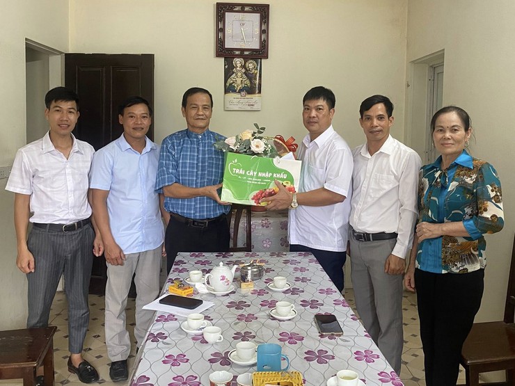 Ủy ban MTTQ Việt Nam xã Minh Châu thăm, tặng quà Linh mục Giáo họ Chu Chàng- Ảnh 1.