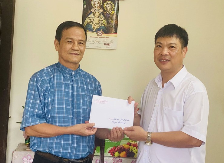 Ủy ban MTTQ Việt Nam xã Minh Châu thăm, tặng quà Linh mục Giáo họ Chu Chàng- Ảnh 2.
