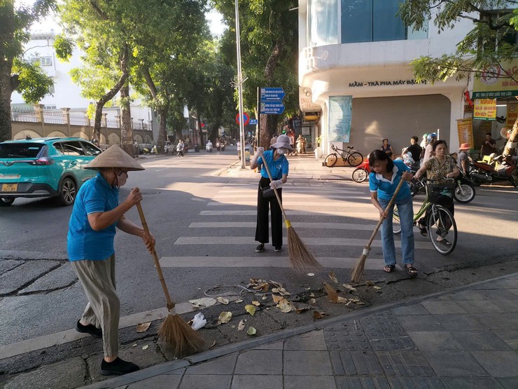 Phường Hai Bà Trưng tổ chức Lễ ra quân tổng vệ sinh môi trường trên điạ bàn phường.- Ảnh 17.