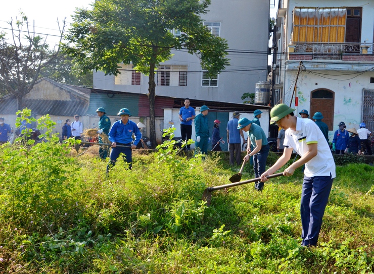 Phường Tùng Thiện ra quân tổng vệ sinh môi trường chào mừng kỷ niệm các ngày lễ lớn của dân tộc

- Ảnh 1.