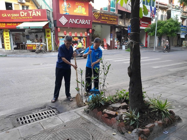 Phường Hai Bà Trưng tổ chức Lễ ra quân tổng vệ sinh môi trường trên điạ bàn phường.- Ảnh 16.