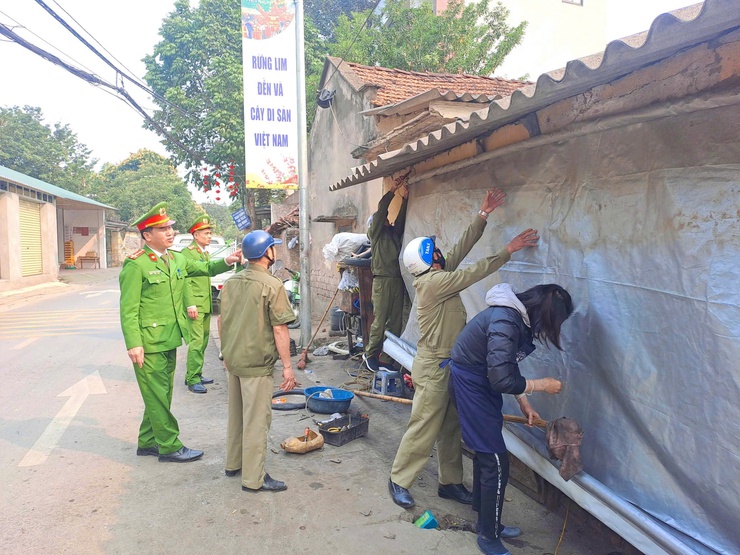 Phường Sơn Tây ra quân tổng dọn vệ sinh môi trường, chung tay xây dựng môi trường xanh - sạch - đẹp- Ảnh 2.