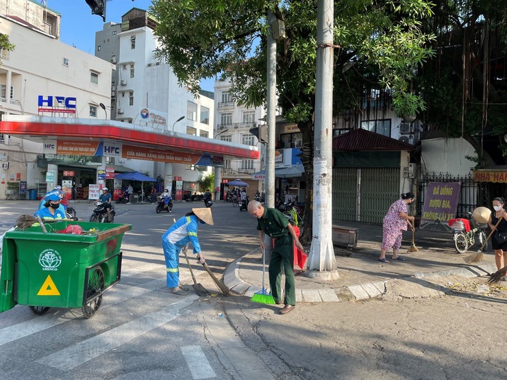 Phường Hai Bà Trưng tổ chức Lễ ra quân tổng vệ sinh môi trường trên điạ bàn phường.- Ảnh 15.