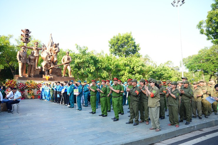 Phường Hai Bà Trưng tổ chức Lễ ra quân tổng vệ sinh môi trường trên điạ bàn phường.- Ảnh 13.