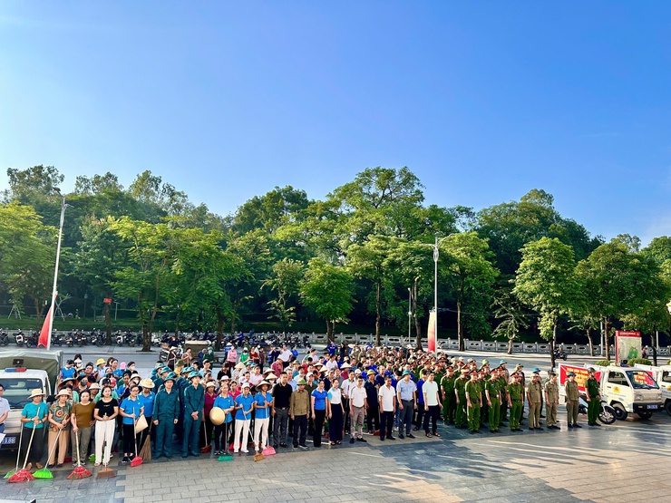 Phường Sơn Tây ra quân tổng dọn vệ sinh môi trường, chung tay xây dựng môi trường xanh - sạch - đẹp- Ảnh 1.