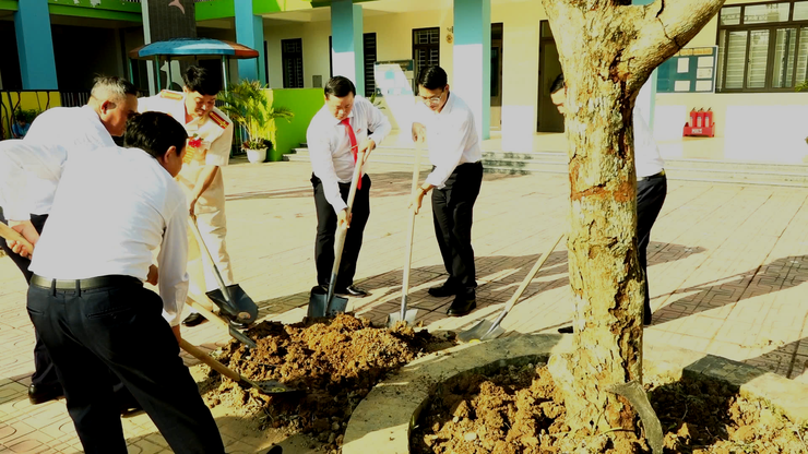 Xã Dân Hoà: Lễ phát động phong trào thi đua “Sáng - Xanh - Sạch - Đẹp” và ra quân tổng vệ sinh môi trường- Ảnh 4.