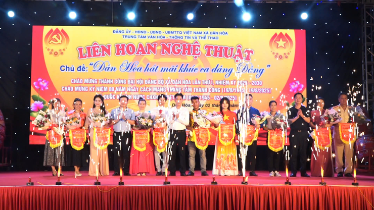 LIÊN HOAN NGHỆ THUẬT CHÀO MỪNG THÀNH CÔNG ĐẠI HỘI ĐẢNG BỘ XÃ DÂN HÒA LẦN THỨ I, NHIỆM KỲ 2025 - 2030: KHÍ THẾ MỚI, NIỀM TIN MỚI- Ảnh 1.