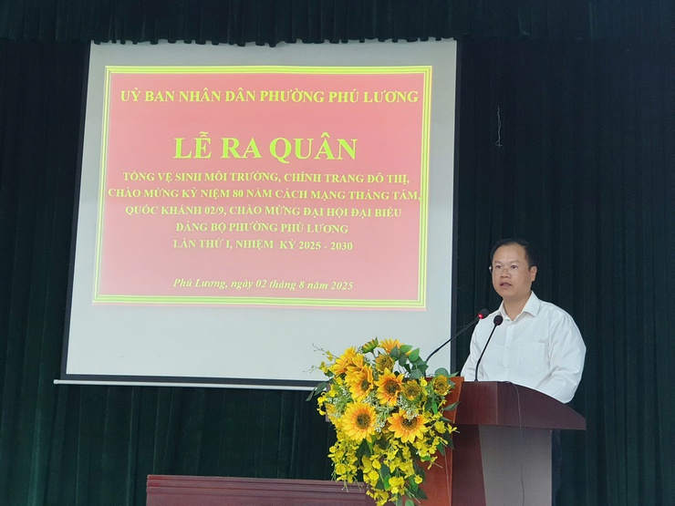 Ra quân tổng vệ sinh môi trường, chỉnh trang đô thị "Vì một Phú Lương an toàn, sáng - xanh - sạch - đẹp"- Ảnh 2.