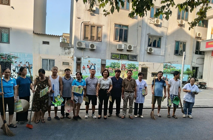 Phường Long Biên ra quân tổng vệ sinh môi trường phòng, diệt bọ gậy, phòng chống dịch sốt xuất huyết- Ảnh 3.