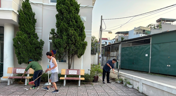 Phường Long Biên ra quân tổng vệ sinh môi trường phòng, diệt bọ gậy, phòng chống dịch sốt xuất huyết- Ảnh 4.