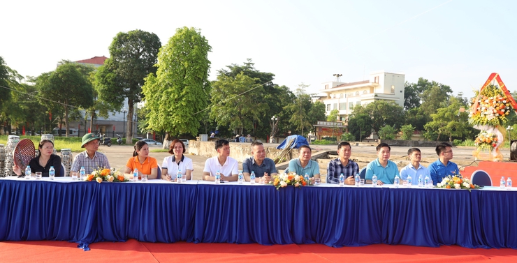 Xã Quang Minh ra quân tổng vệ sinh môi trường- Ảnh 1.