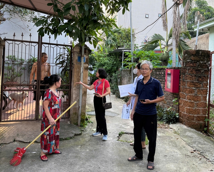 Phường Long Biên ra quân tổng vệ sinh môi trường phòng, diệt bọ gậy, phòng chống dịch sốt xuất huyết- Ảnh 15.