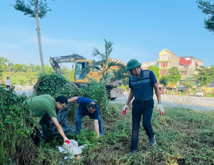 Phường Long Biên ra quân tổng vệ sinh môi trường phòng, diệt bọ gậy, phòng chống dịch sốt xuất huyết- Ảnh 1.