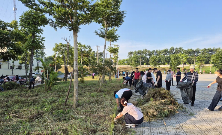 Phường Long Biên ra quân tổng vệ sinh môi trường phòng, diệt bọ gậy, phòng chống dịch sốt xuất huyết- Ảnh 16.