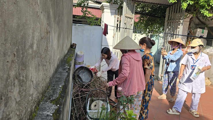 Phường Long Biên ra quân tổng vệ sinh môi trường phòng, diệt bọ gậy, phòng chống dịch sốt xuất huyết- Ảnh 2.