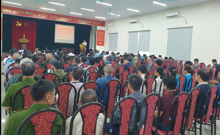Ra quân tổng vệ sinh môi trường, chỉnh trang đô thị "Vì một Phú Lương an toàn, sáng - xanh - sạch - đẹp"- Ảnh 1.