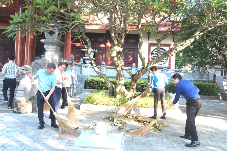 XÃ THẠCH THẤT ĐỒNG LOẠT RA QUÂN HƯỞNG ỨNG TỔNG VỆ SINH MÔI TRƯỜNG, CHỈNH TRANG CẢNH QUAN VÀ GẮN BIỂN CÔNG TRÌNH THI ĐUA THIẾT THỰC CHÀO MỪNG ĐẠI HỘI ĐẢNG, ĐẠI HỘI MTTQ VÀ CÁC ĐOÀN THỂ CHÍNH TRỊ - XÃ HỘI CÁC CẤP- Ảnh 3.