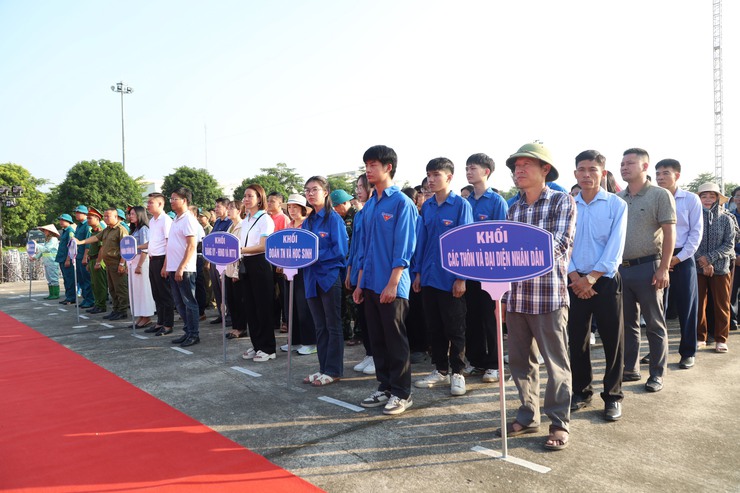 Xã Quang Minh ra quân tổng vệ sinh môi trường- Ảnh 5.