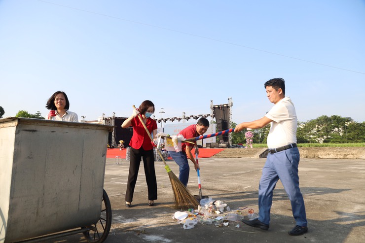 Xã Quang Minh ra quân tổng vệ sinh môi trường- Ảnh 7.