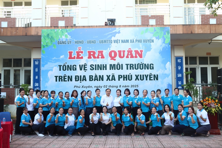 Xã Phú Xuyên ra quân tổng vệ sinh môi trường, vì cuộc sống "Sáng - Xanh - Sạch - Đẹp"- Ảnh 3.