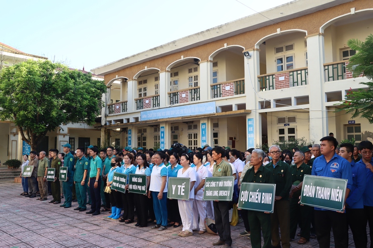 Xã Phú Xuyên ra quân tổng vệ sinh môi trường, vì cuộc sống "Sáng - Xanh - Sạch - Đẹp"- Ảnh 2.