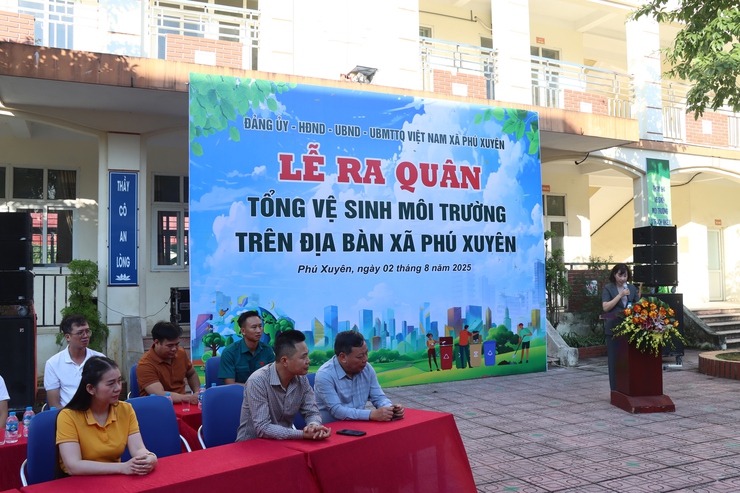 Xã Phú Xuyên ra quân tổng vệ sinh môi trường, vì cuộc sống "Sáng - Xanh - Sạch - Đẹp"- Ảnh 1.