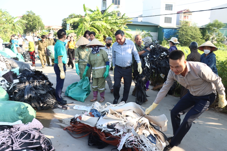 Xã Phú Xuyên ra quân tổng vệ sinh môi trường, vì cuộc sống "Sáng - Xanh - Sạch - Đẹp"- Ảnh 4.