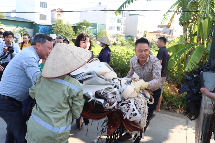 Xã Phú Xuyên ra quân tổng vệ sinh môi trường, vì cuộc sống "Sáng - Xanh - Sạch - Đẹp"- Ảnh 5.