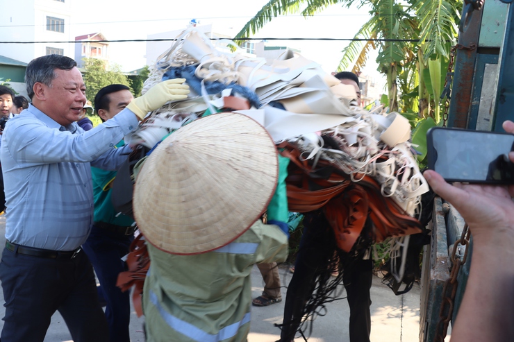 Xã Phú Xuyên ra quân tổng vệ sinh môi trường, vì cuộc sống "Sáng - Xanh - Sạch - Đẹp"- Ảnh 6.