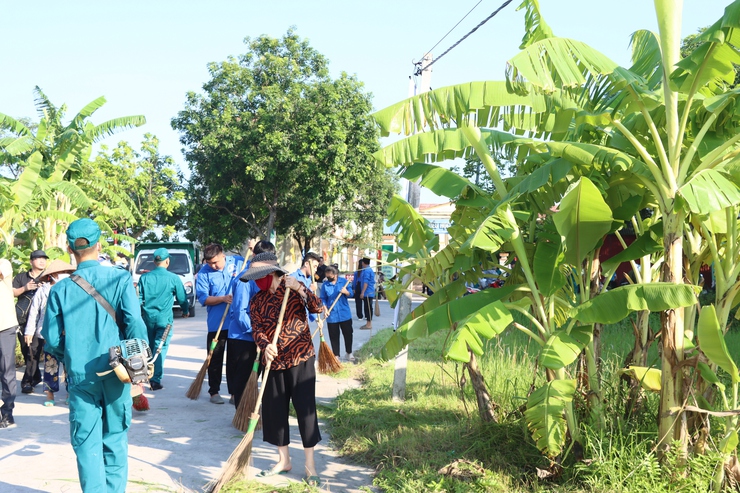 Xã Phú Xuyên ra quân tổng vệ sinh môi trường, vì cuộc sống "Sáng - Xanh - Sạch - Đẹp"- Ảnh 8.