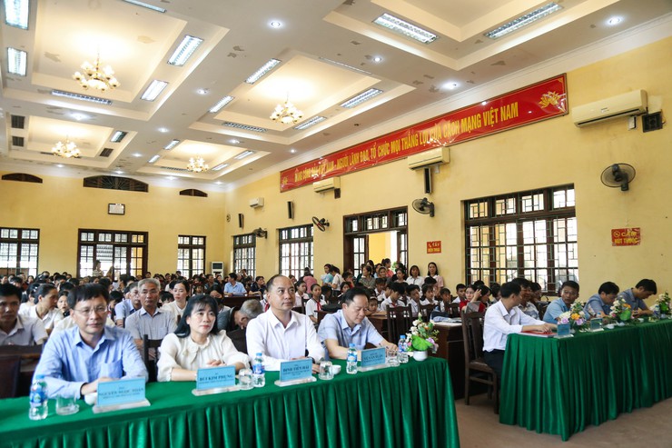 Xã Chương Dương: Trao quà tặng 100 học sinh hoàn cảnh khó khăn dịp năm học mới- Ảnh 1.