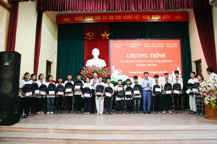 Xã Chương Dương: Trao quà tặng 100 học sinh hoàn cảnh khó khăn dịp năm học mới- Ảnh 4.