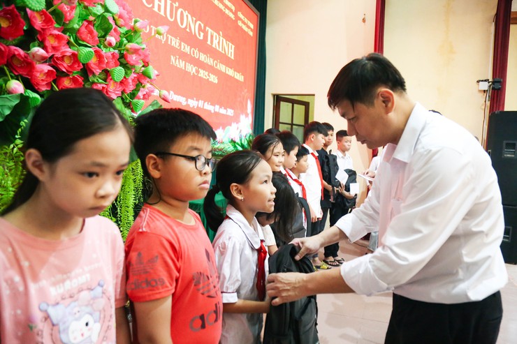 Xã Chương Dương: Trao quà tặng 100 học sinh hoàn cảnh khó khăn dịp năm học mới- Ảnh 5.