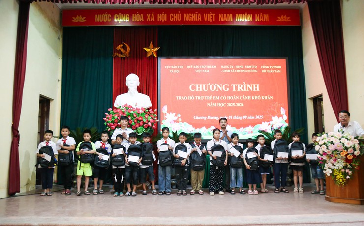 Xã Chương Dương: Trao quà tặng 100 học sinh hoàn cảnh khó khăn dịp năm học mới- Ảnh 6.