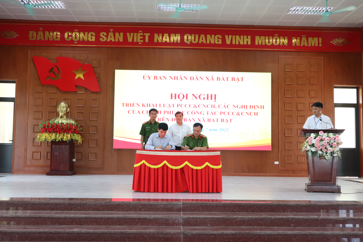 Hội nghị hướng dẫn triển khai công tác PCCC và CNCH trên địa bàn xã Bất Bạt, TP Hà Nội- Ảnh 5.