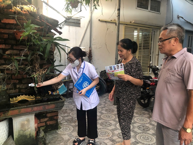 Phường Long Biên ra quân tổng vệ sinh môi trường phòng, diệt bọ gậy, phòng chống dịch sốt xuất huyết- Ảnh 5.