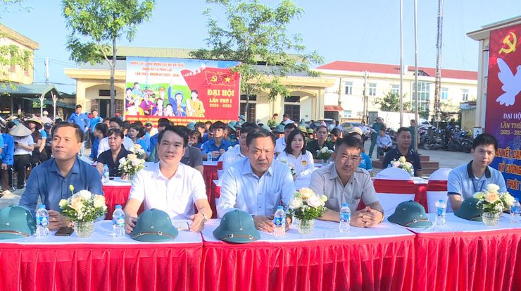 Phúc Lộc ra quân vệ sinh môi trường, trang trí tuyên truyền chuẩn bị Đại hội đại biểu Đảng bộ xã lần thứ I- Ảnh 1.
