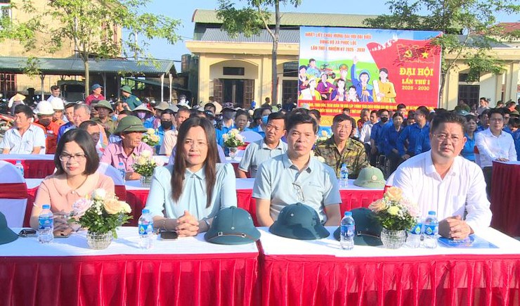 Phúc Lộc ra quân vệ sinh môi trường, trang trí tuyên truyền chuẩn bị Đại hội đại biểu Đảng bộ xã lần thứ I- Ảnh 2.