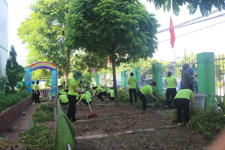 Phường Yên Sở ra quân tổng vệ sinh môi trường và phát động phong trào “Sáng - Xanh - Sạch - Đẹp”: hướng tới đô thị văn minh, hiện đại, bền vững- Ảnh 4.