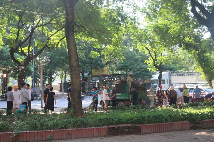 Phường Yên Sở ra quân tổng vệ sinh môi trường và phát động phong trào “Sáng - Xanh - Sạch - Đẹp”: hướng tới đô thị văn minh, hiện đại, bền vững- Ảnh 5.