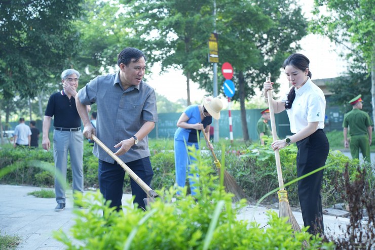 Bí thư Thành ủy Hà Nội Bùi Thị Minh Hoài cùng phường Xuân Đỉnh tham gia tổng vệ sinh môi trường- Ảnh 4.