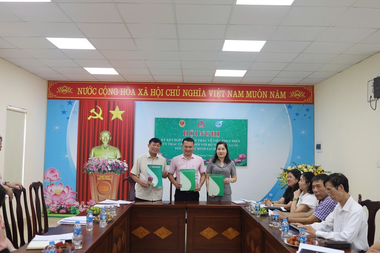 Lễ ký kết hợp đồng uỷ thác cho vay vốn giữa Ngân hàng Chính sách xã hội và phường Tây Hồ, Phú Thượng.- Ảnh 2.