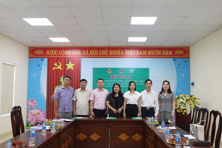 Lễ ký kết hợp đồng uỷ thác cho vay vốn giữa Ngân hàng Chính sách xã hội và phường Tây Hồ, Phú Thượng.- Ảnh 3.