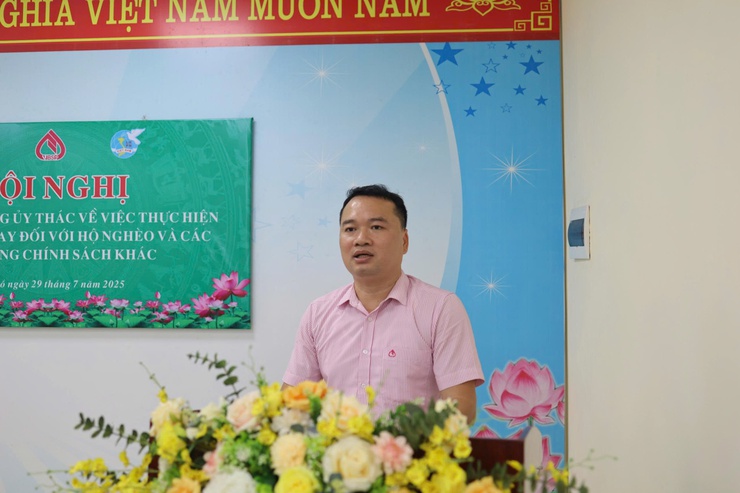 Lễ ký kết hợp đồng uỷ thác cho vay vốn giữa Ngân hàng Chính sách xã hội và phường Tây Hồ, Phú Thượng.- Ảnh 1.