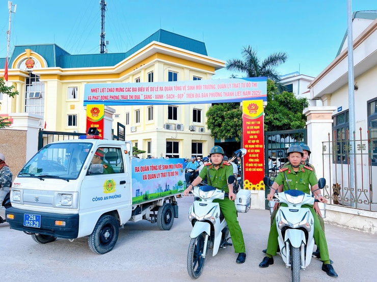 UBND phường Thanh Liệt: Hơn 200 cán bộ, công chức, viên chức và Nhân dân ra quân thực hiện văn minh đô thị, vệ sinh môi trường- Ảnh 4.