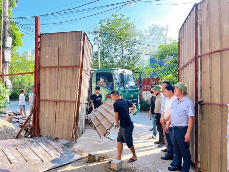 UBND phường Thanh Liệt: Hơn 200 cán bộ, công chức, viên chức và Nhân dân ra quân thực hiện văn minh đô thị, vệ sinh môi trường- Ảnh 7.