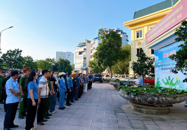 UBND phường Thanh Liệt: Hơn 200 cán bộ, công chức, viên chức và Nhân dân ra quân thực hiện văn minh đô thị, vệ sinh môi trường- Ảnh 1.