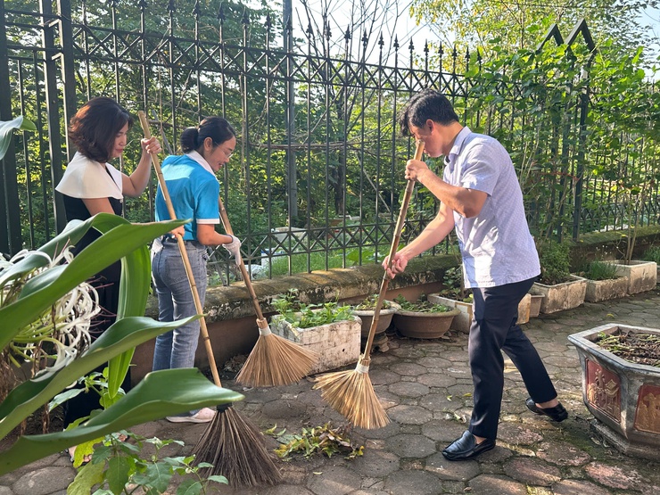 Bát Tràng tổ chức Lễ ra quân thực hiện tổng vệ sinh môi trường gắn với thực hiện phong trào thi đua "Sáng- Xanh- Sạch- Đẹp"- Ảnh 3.
